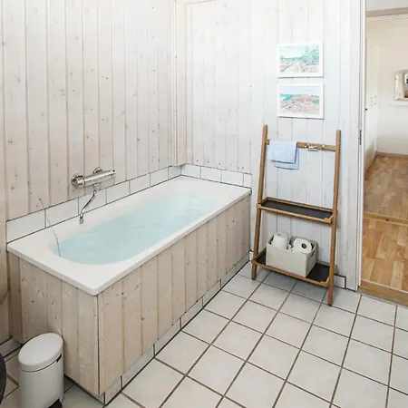 2 Bedroom In بيت للعطل Samsø